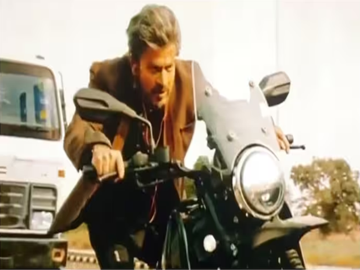 SRK Riding Yezdi Motorbike In Jawan Movie